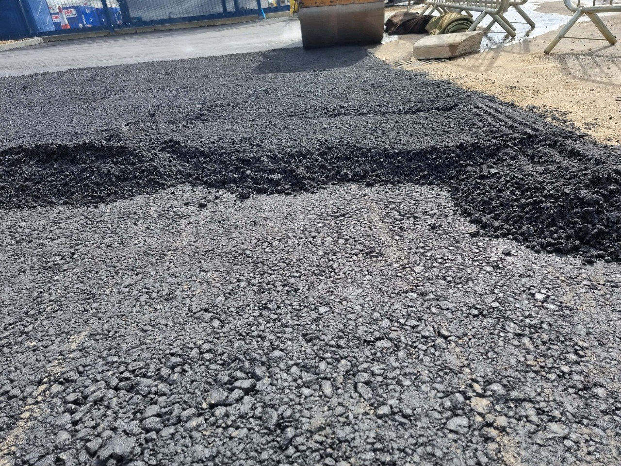 This is tarmac being laid by St Ives Driveways